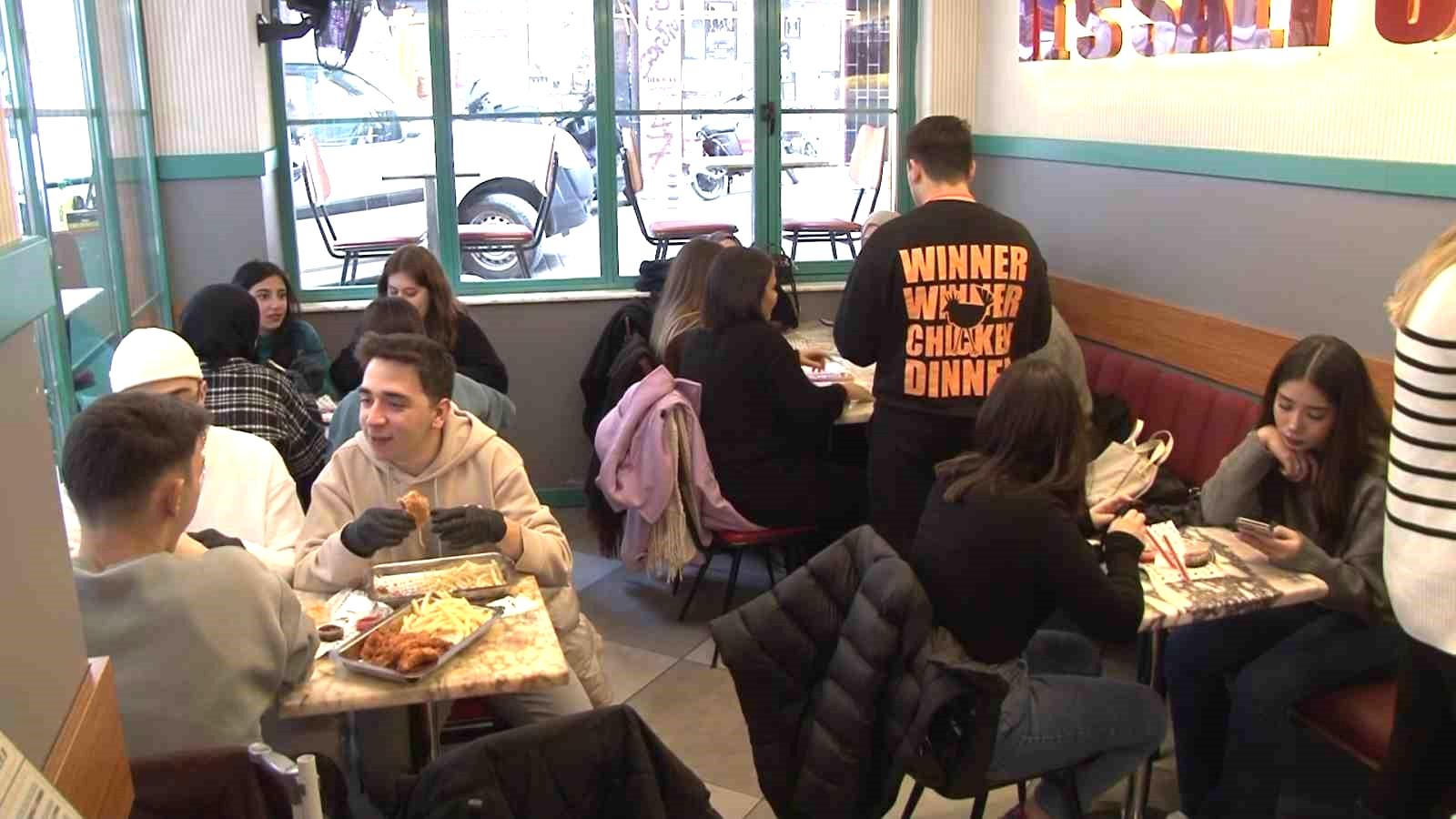 Kadıköy esnafından üniversite öğrencilerine ücretsiz yemek desteği