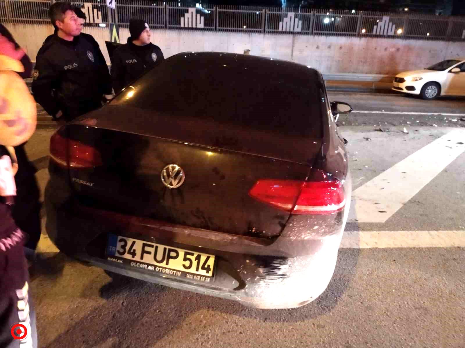 Kadıköy’de kontrolden çıkan otomobil bariyere çarptı: 3 yaralı