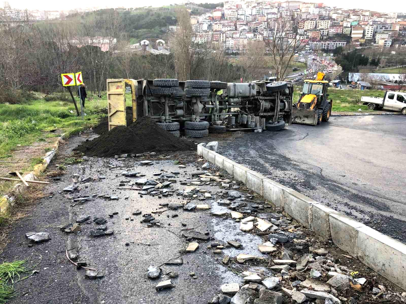 Kağıthane’de kum yüklü kamyon devrildi: 1 yaralı