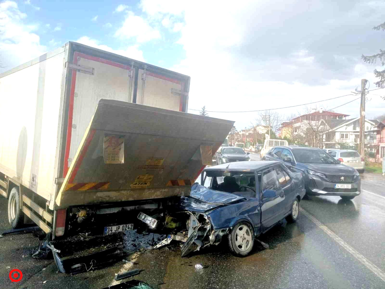 Kamyonetin altına giren Tofaş kağıt gibi ezildi: 1 yaralı