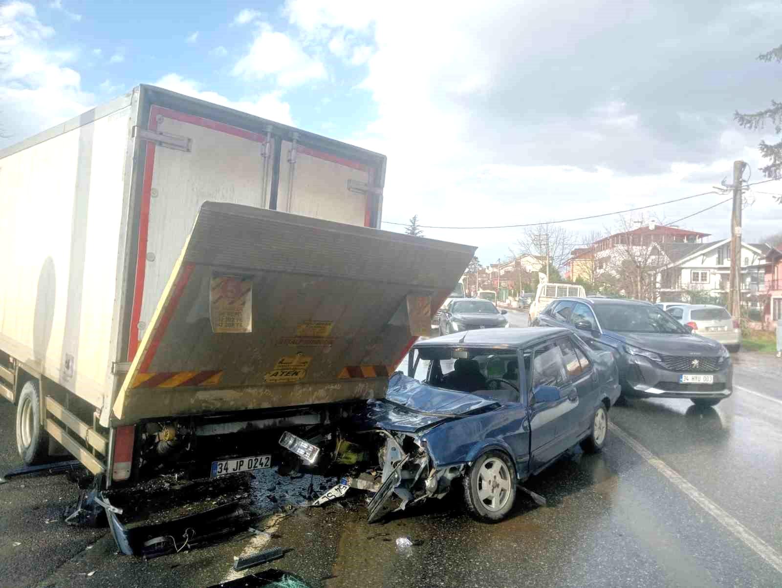 Kamyonetin altına giren Tofaş kağıt gibi ezildi: 1 yaralı