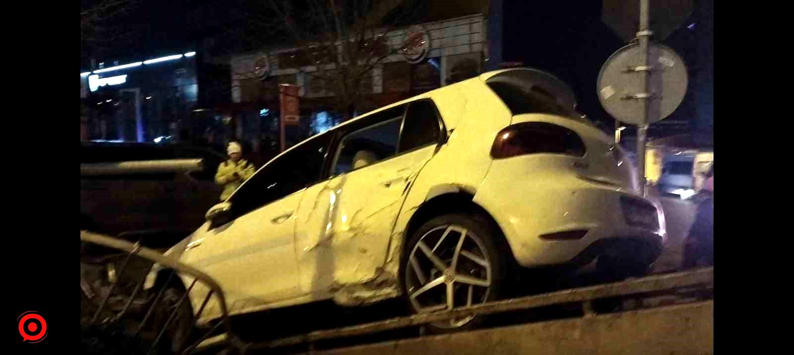 Kartal’da polisten kaçan araç sürücüsü yol kenarındaki otoparka uçtu