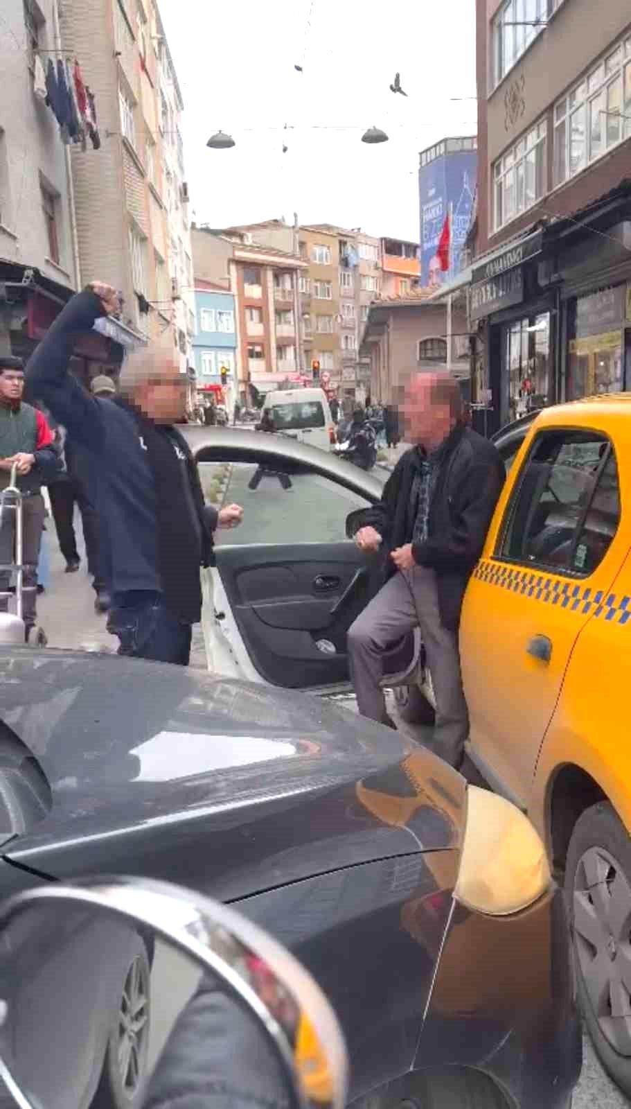 Kasımpaşa’da taksiciyle yumruklu yol verme kavgası kamerada: “10 kişi bir adama mı giriyorsunuz”