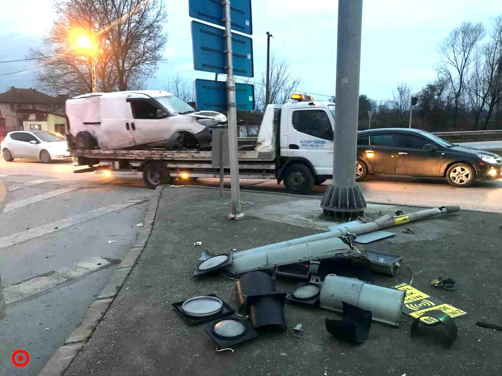 Kazaya karışan araçta yangın çıktı: 1 yaralı