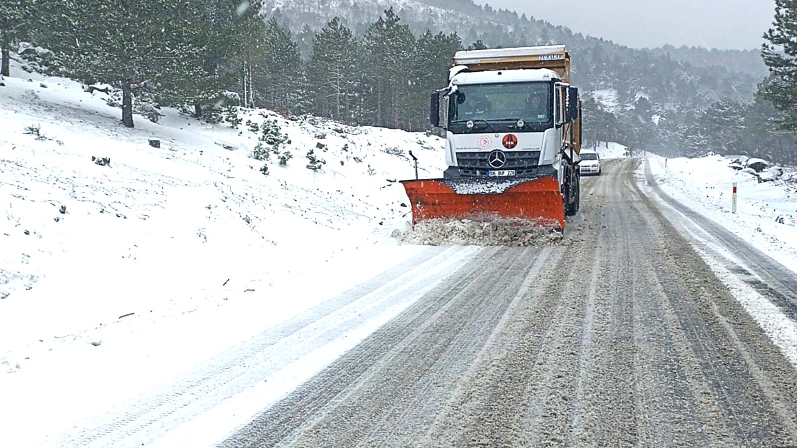 Kazdağları’nda kar yağışı trafiği olumsuz etkiliyor