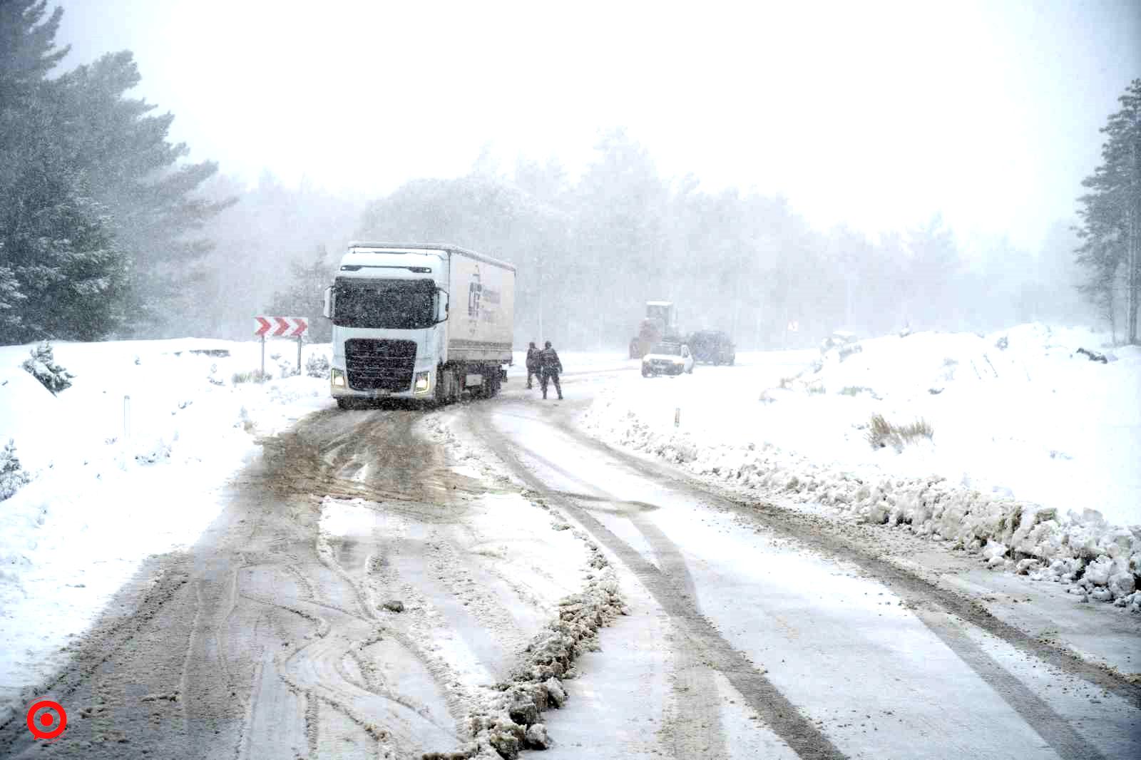 Kazdağları’nda kar yüksekliği yer yer yarım metreye ulaştı, trafik akışı durman noktasına geldi