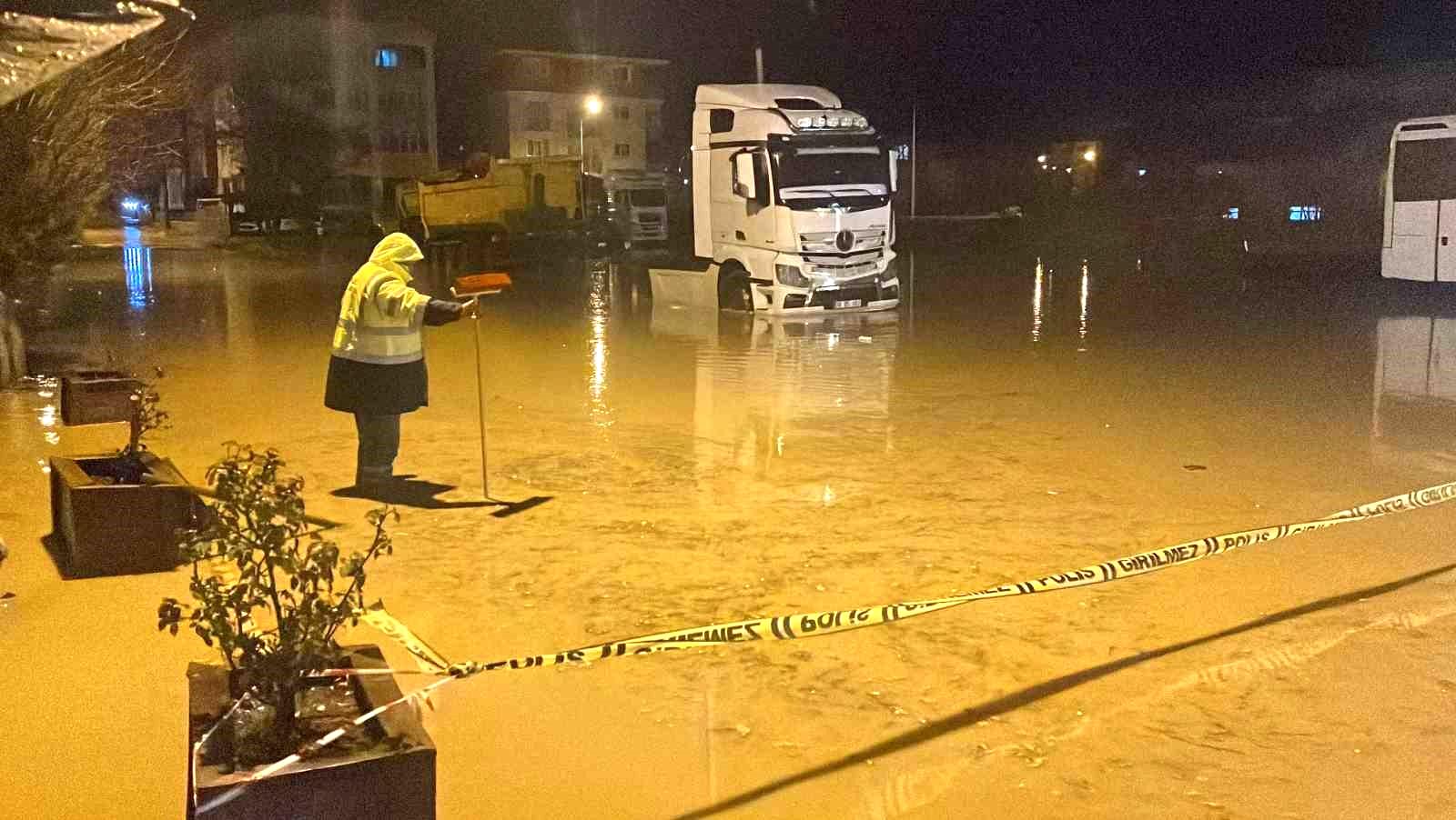 Kırklareli’de şiddetli yağış: Araçlar suya gömüldü