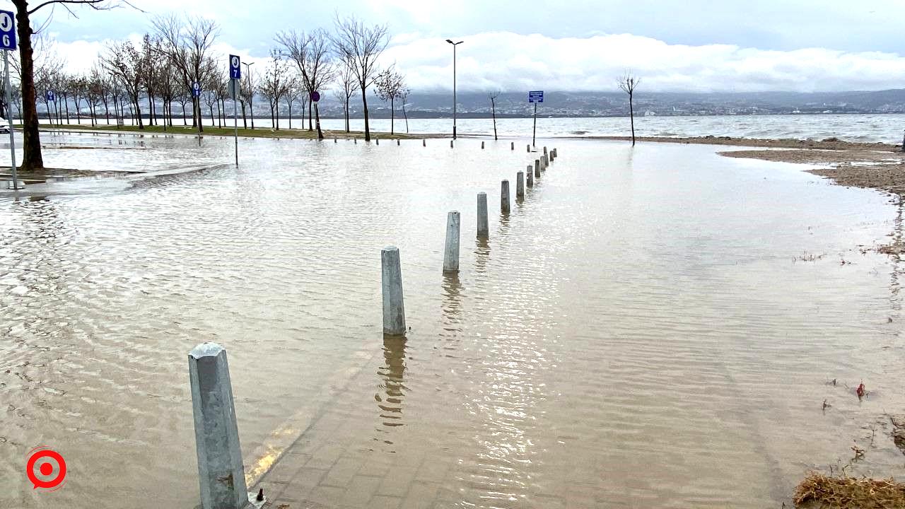 Kocaeli’de deniz taştı, sahil bandı suyla doldu