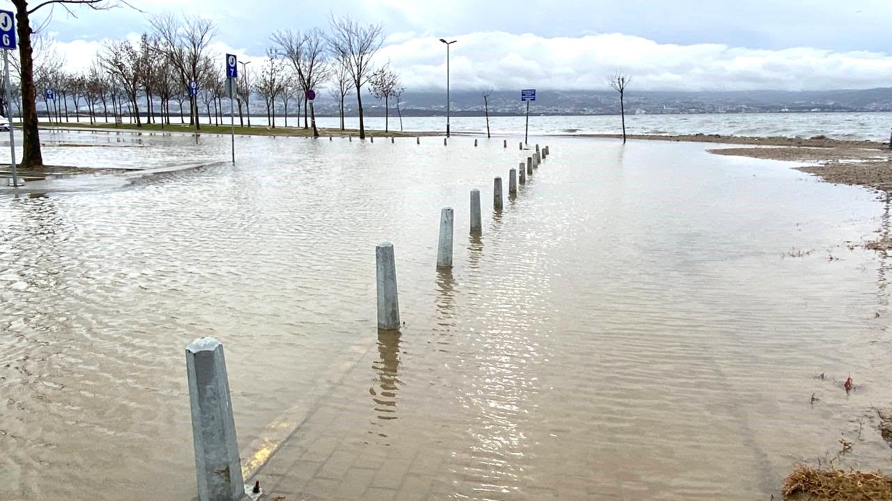 Kocaeli’de deniz taştı, sahil bandı suyla doldu