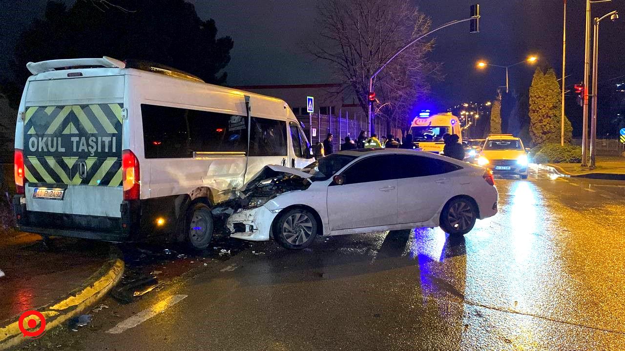 Kocaeli’de servis minibüsü otomobille çarpıştı: 4 yaralı