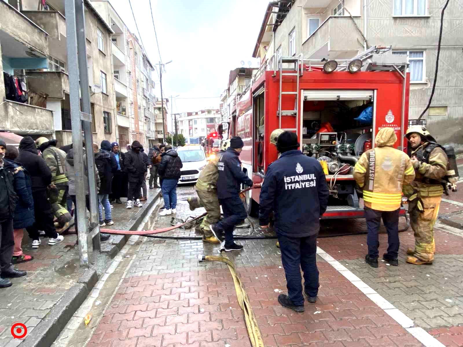 Küçükçekmece’de 6 katlı binada yangın çıktı, 2 kişi dumandan etkilendi