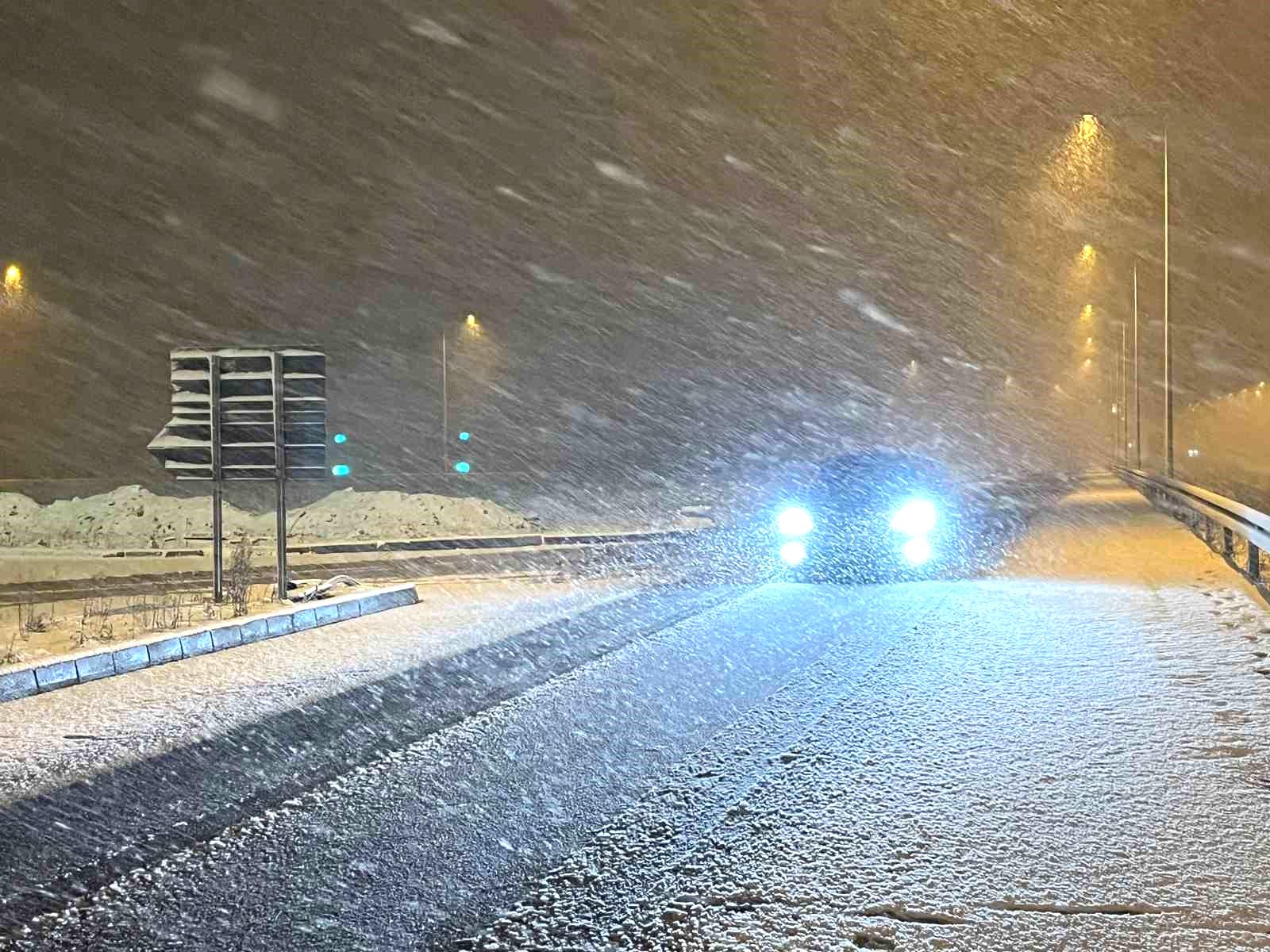 Kuzey Marmara Otoyolu Kocaeli geçişinde kar yağışı etkili oluyor