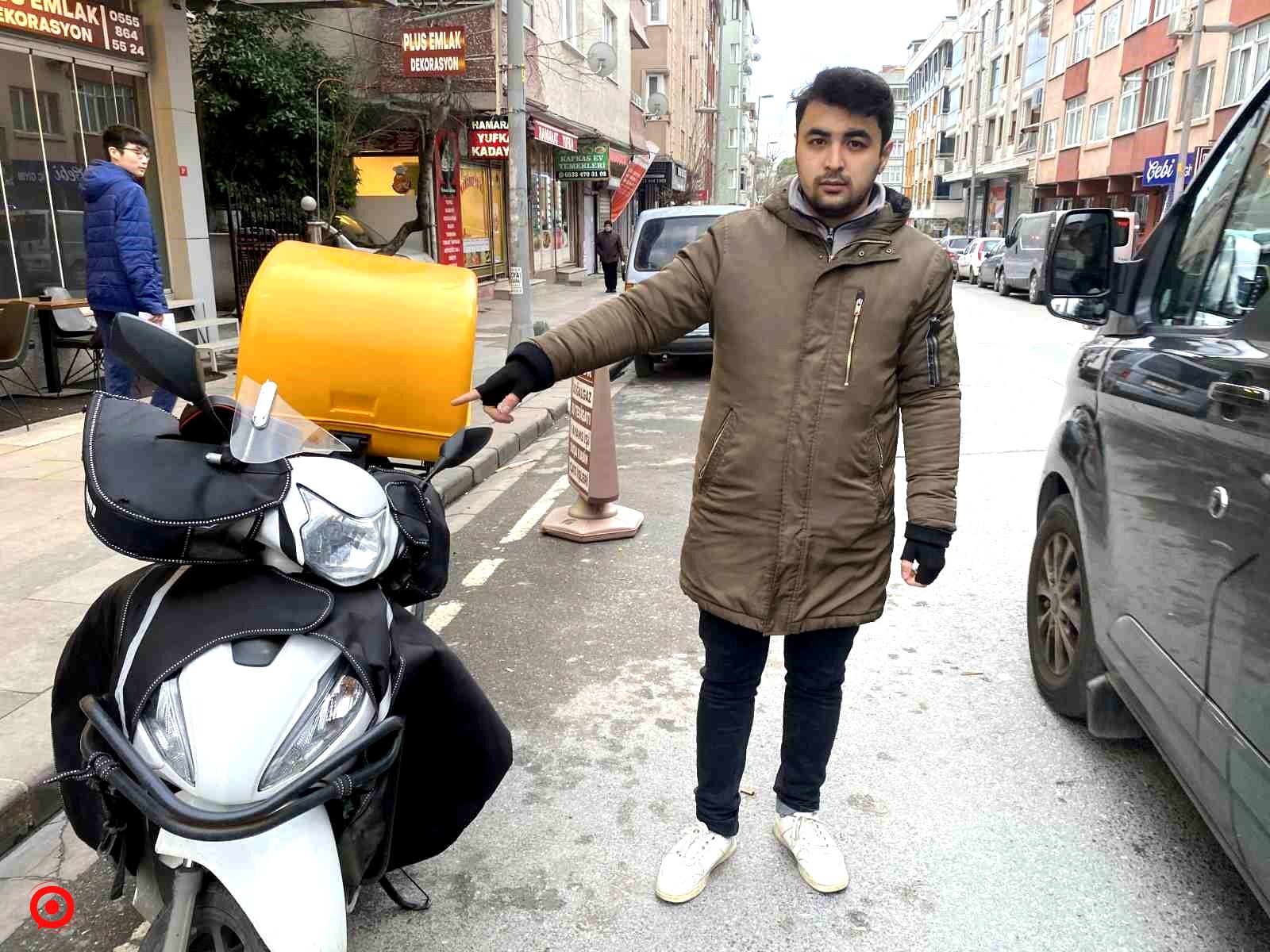 Laf attıkları motokuryeyi yakalamayınca motosikletini tekmelediler