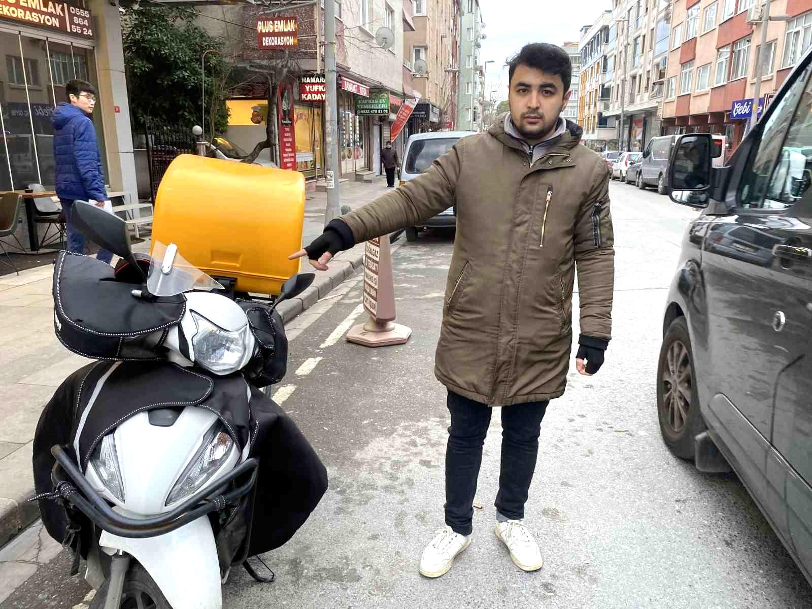 Laf attıkları motokuryeyi yakalamayınca motosikletini tekmelediler