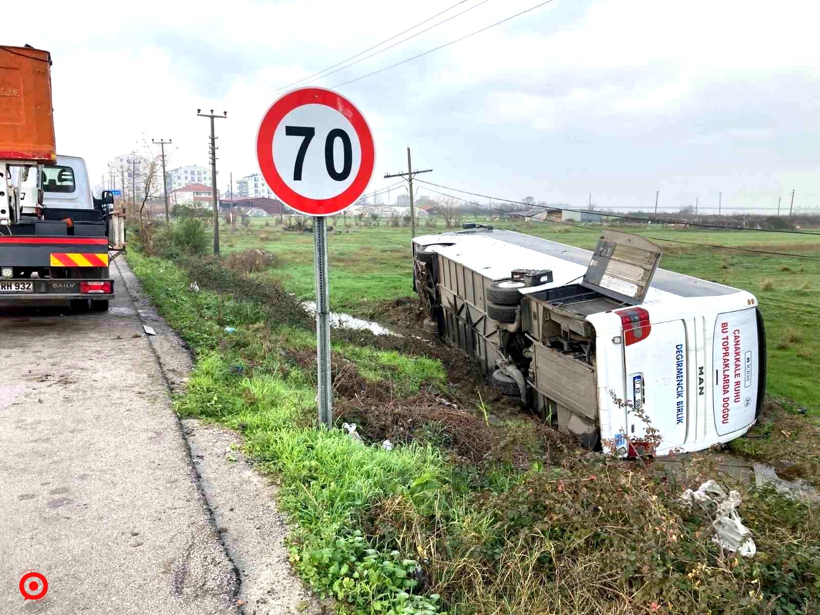 Lapseki’de İçdaş işçilerini taşıyan otobüs kaza yaptı: 5 yaralı