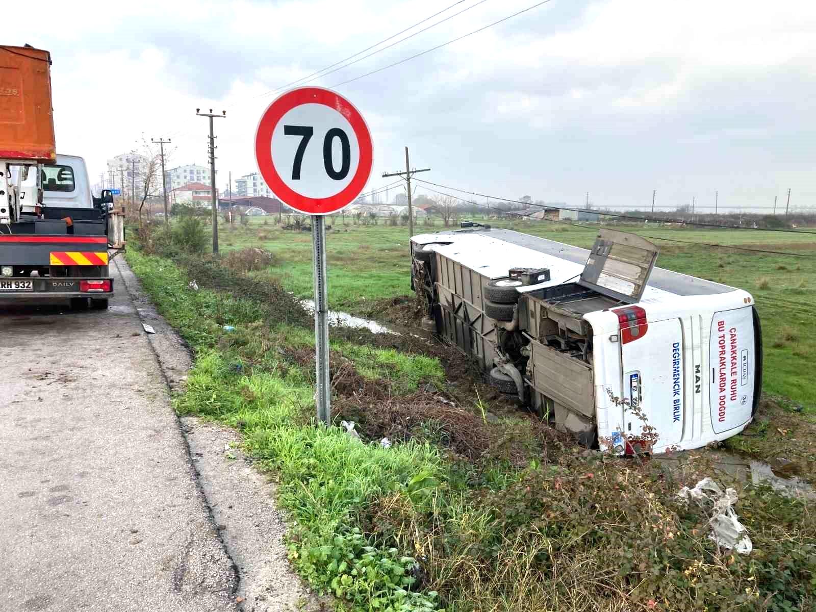 Lapseki’de İçdaş işçilerini taşıyan otobüs kaza yaptı: 5 yaralı