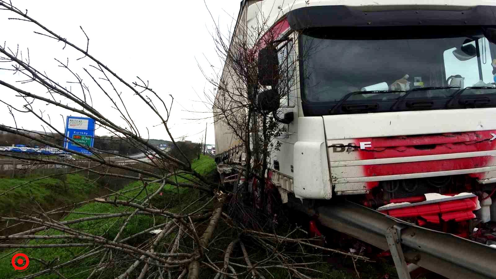 Lastiği patlayan tır emniyet şeridindeki otomobile çarptı