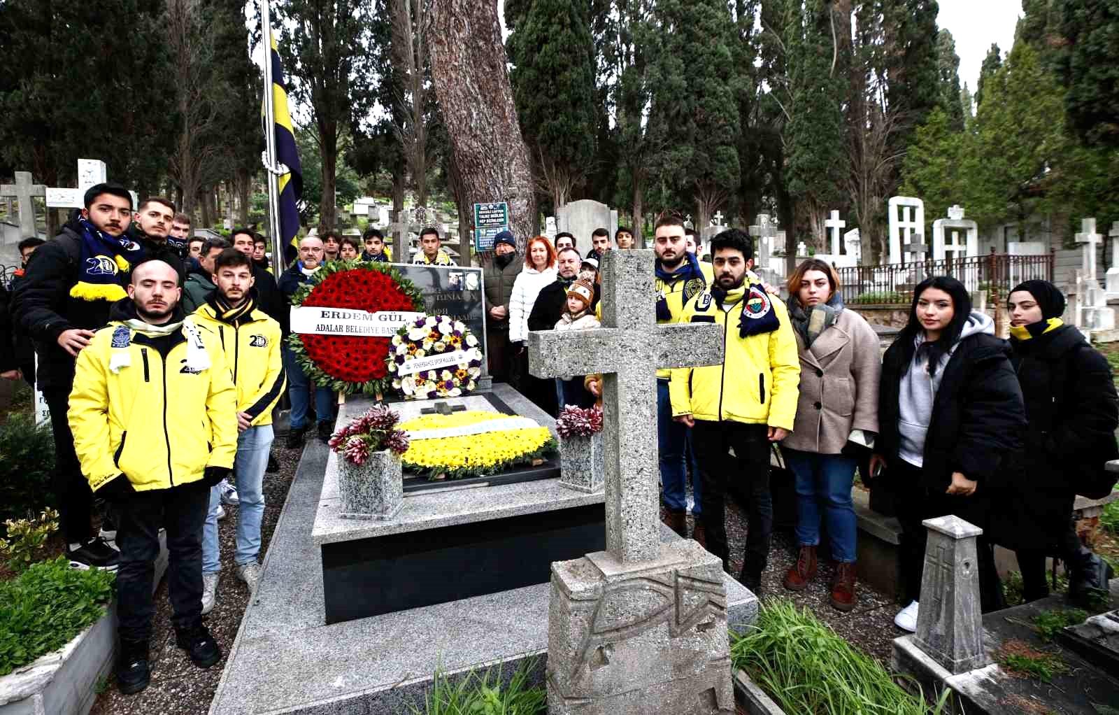 Lefter Küçükandonyadis kabri başında anıldı