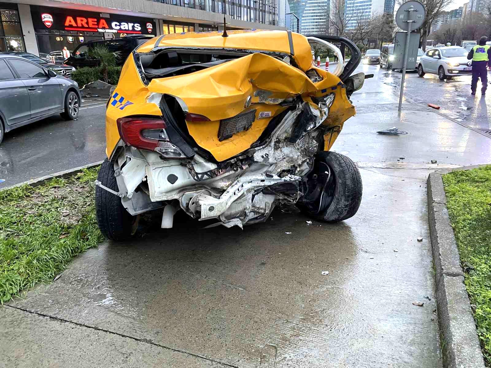 Lüks aracın kontrolden çıkmasıyla zincirleme kaza oldu: 1 yaralı