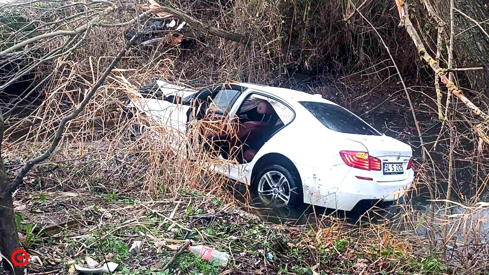 Lüks otomobil sulama kanalına uçtu: 3 yaralı