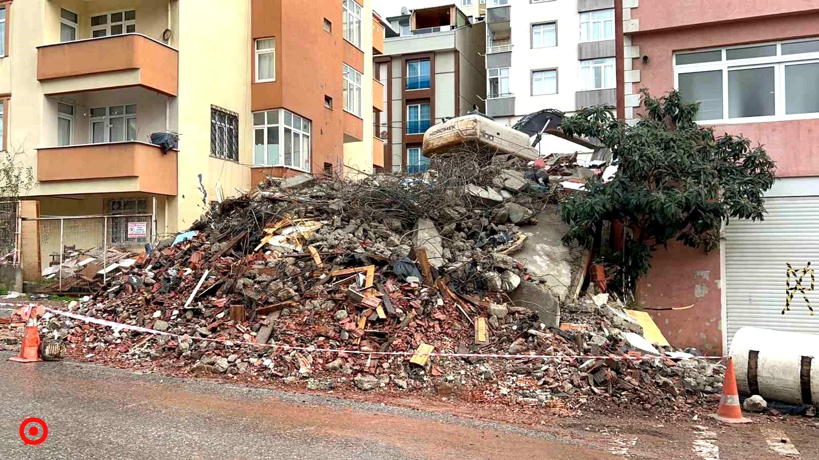 Maltepe’de bina yıkım esnasında caddeye çöktü