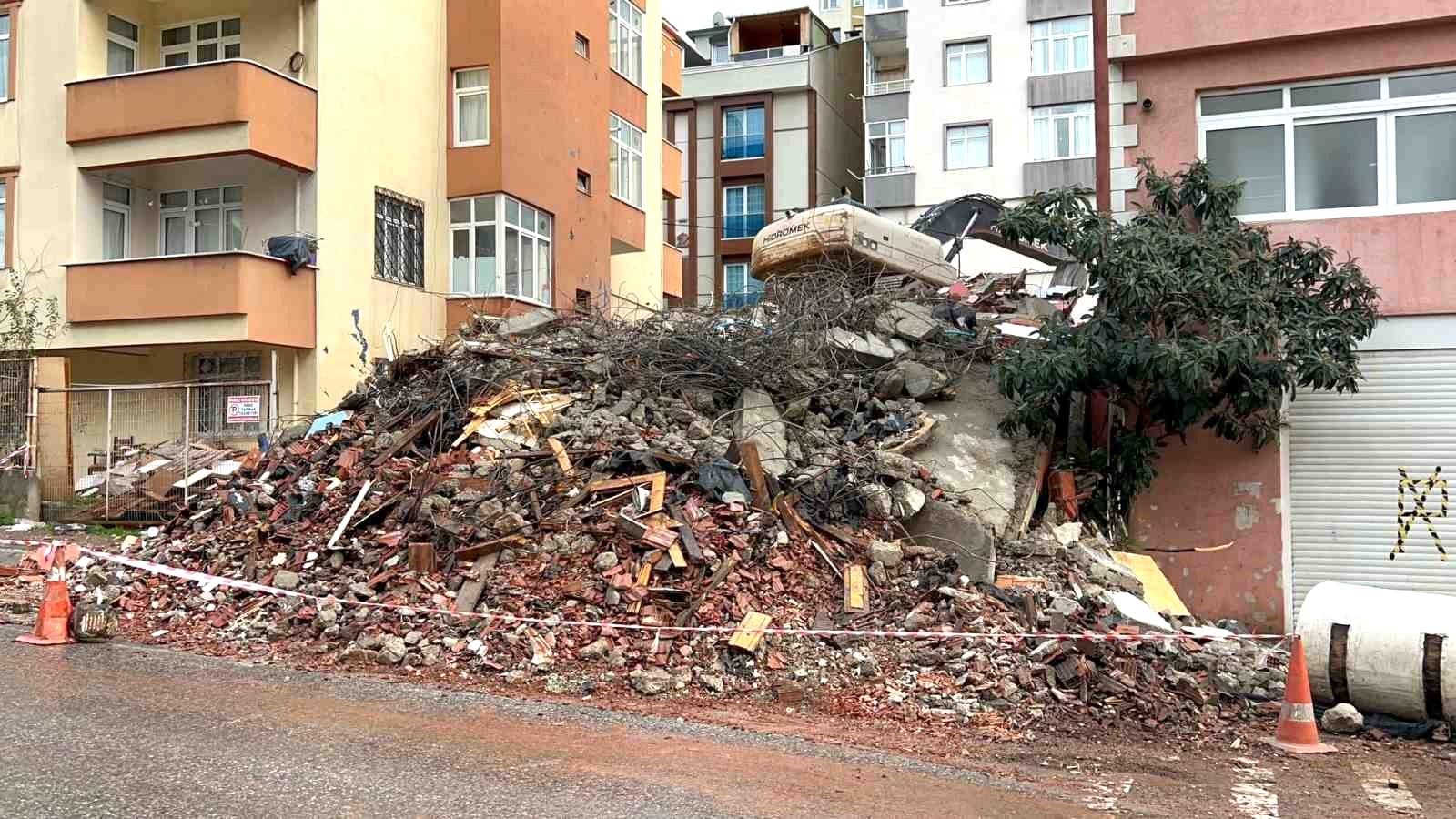 Maltepe’de bina yıkım esnasında caddeye çöktü