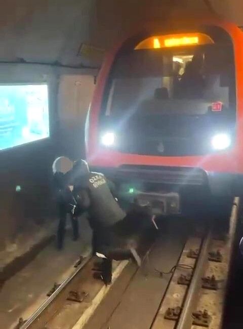 İstanbul’da Ünalan metro istasyonunda