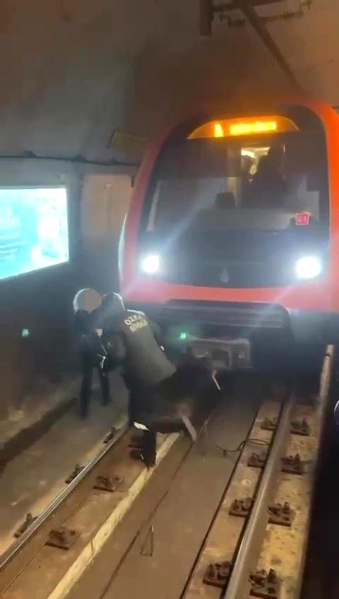 Metroda raylara atladı, kendisini arayan güvenliğe ‘ölmek istiyorum’ dedi