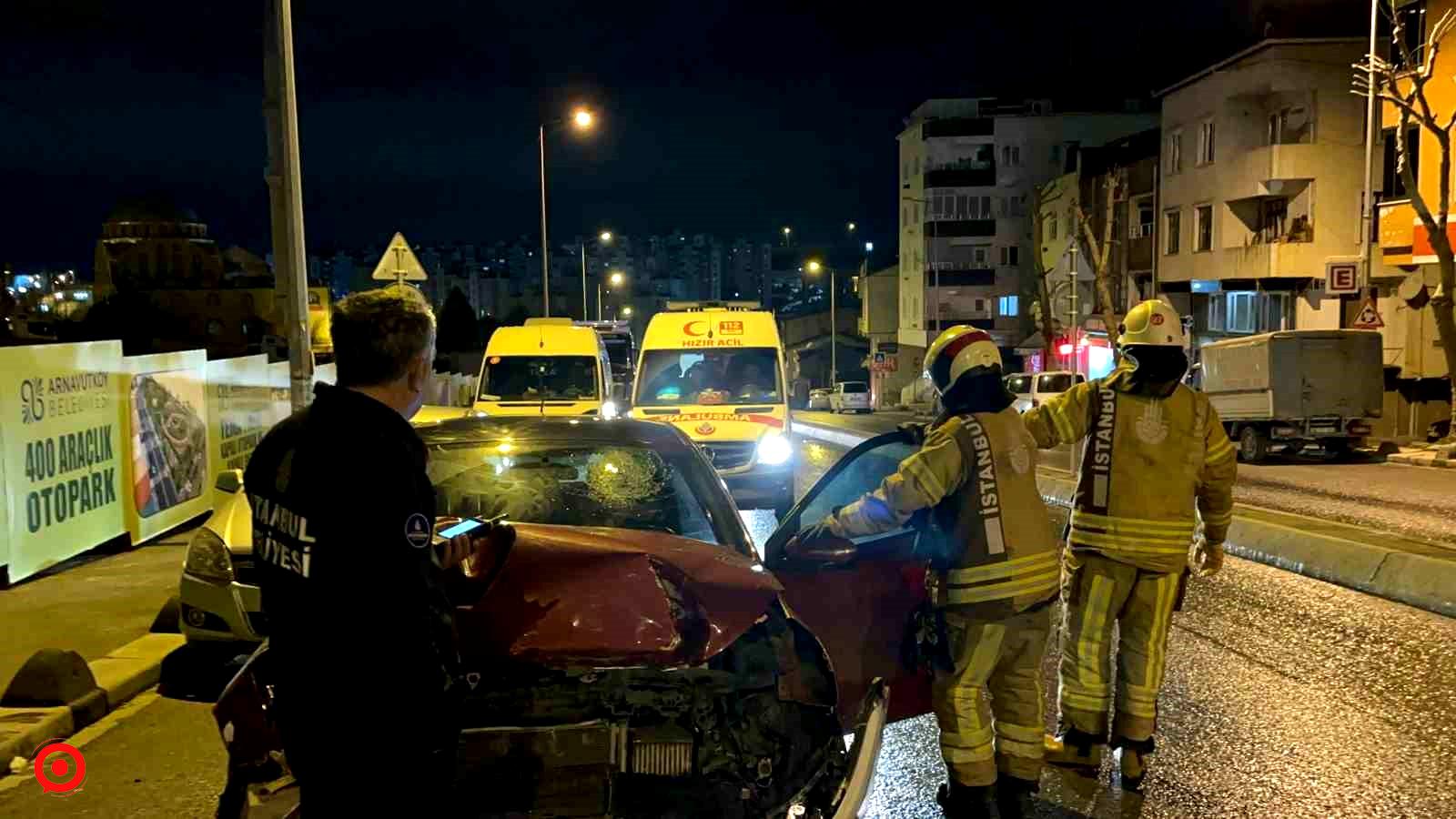 Önce park halindeki tıra, ardından kayarak başka bir otomobile çarptı