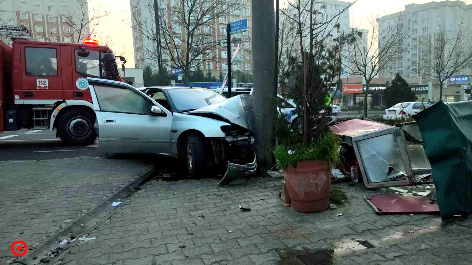 Önce simit arabasına sonra direğe çarptı