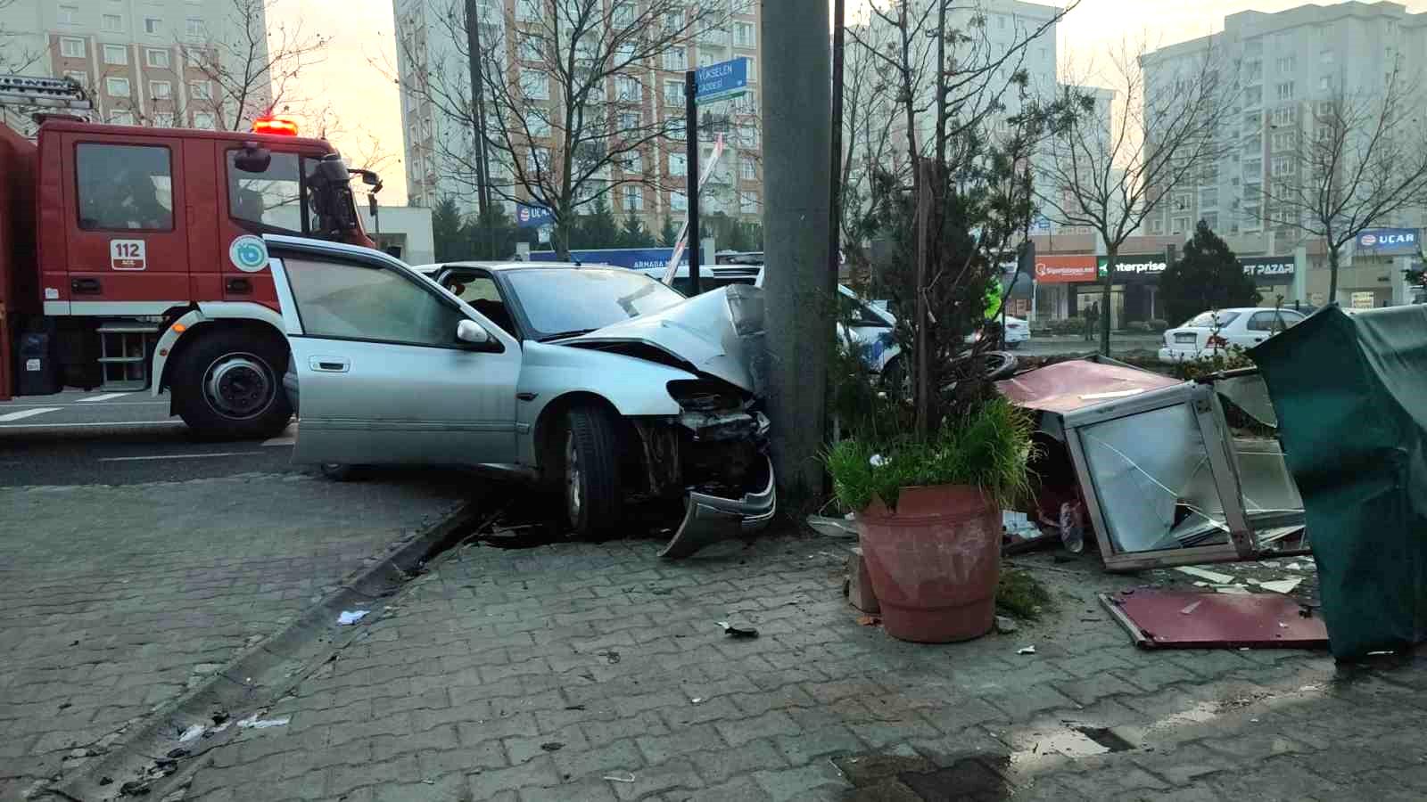 Önce simit arabasına sonra direğe çarptı