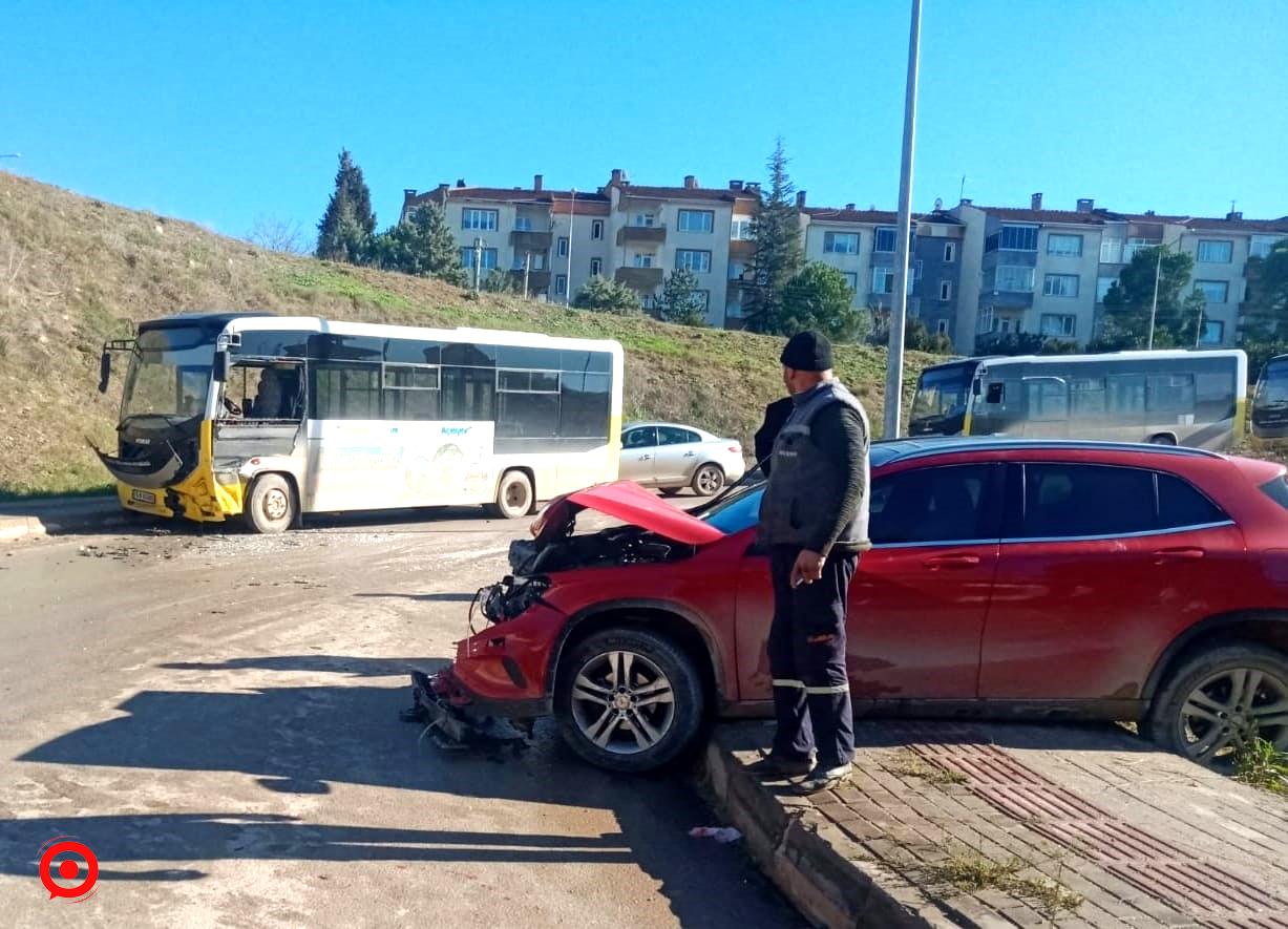 Otobüs ile otomobil kafa kafaya çarpıştı: 1 yaralı