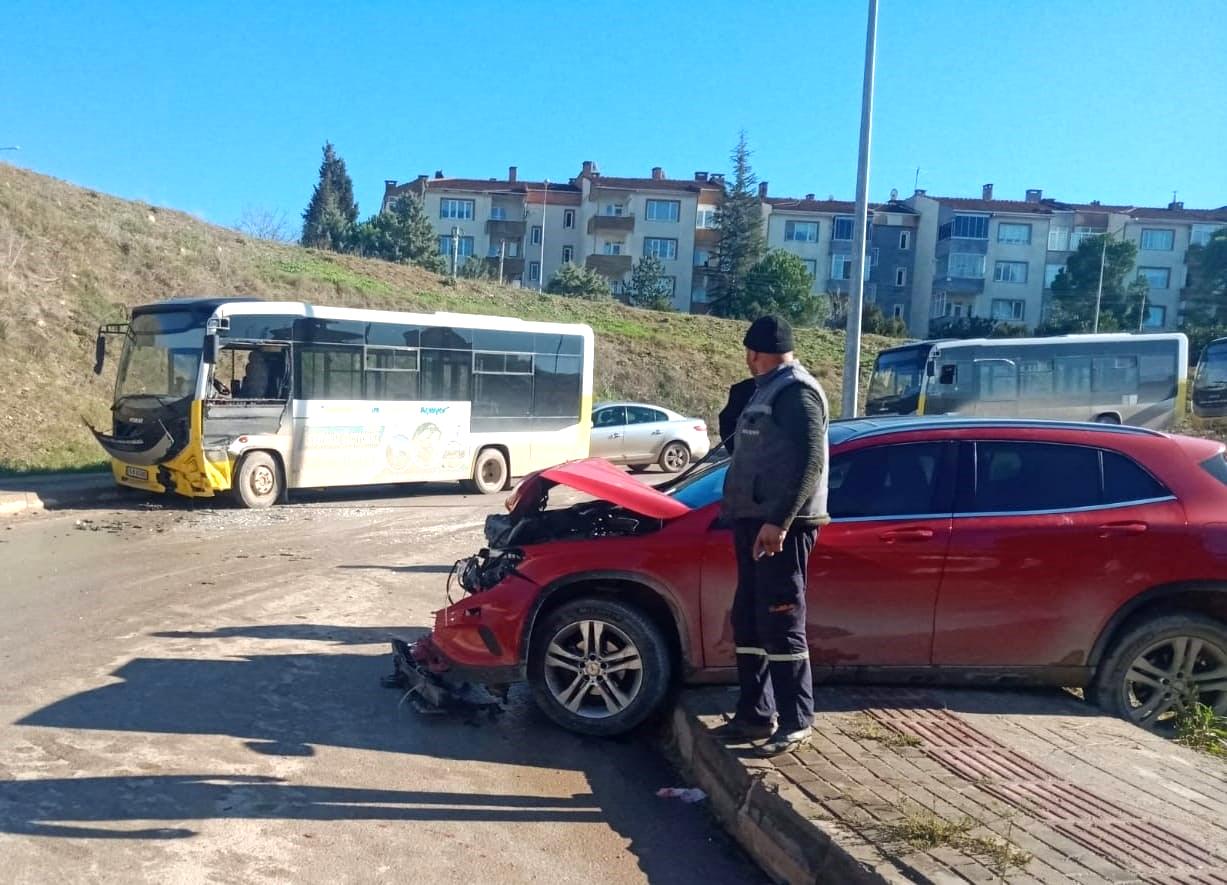 Otobüs ile otomobil kafa kafaya çarpıştı: 1 yaralı