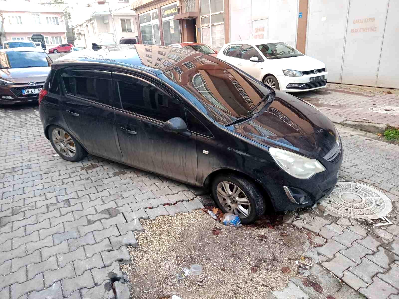 Otomobil çukura daldı, sürücü tepki gösterdi: “Zararım karşılansın”