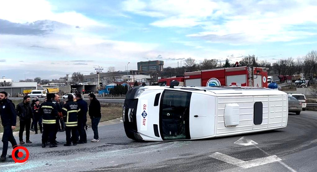 Otomobilin çarptığı servis minibüsü devrildi: 2 yaralı