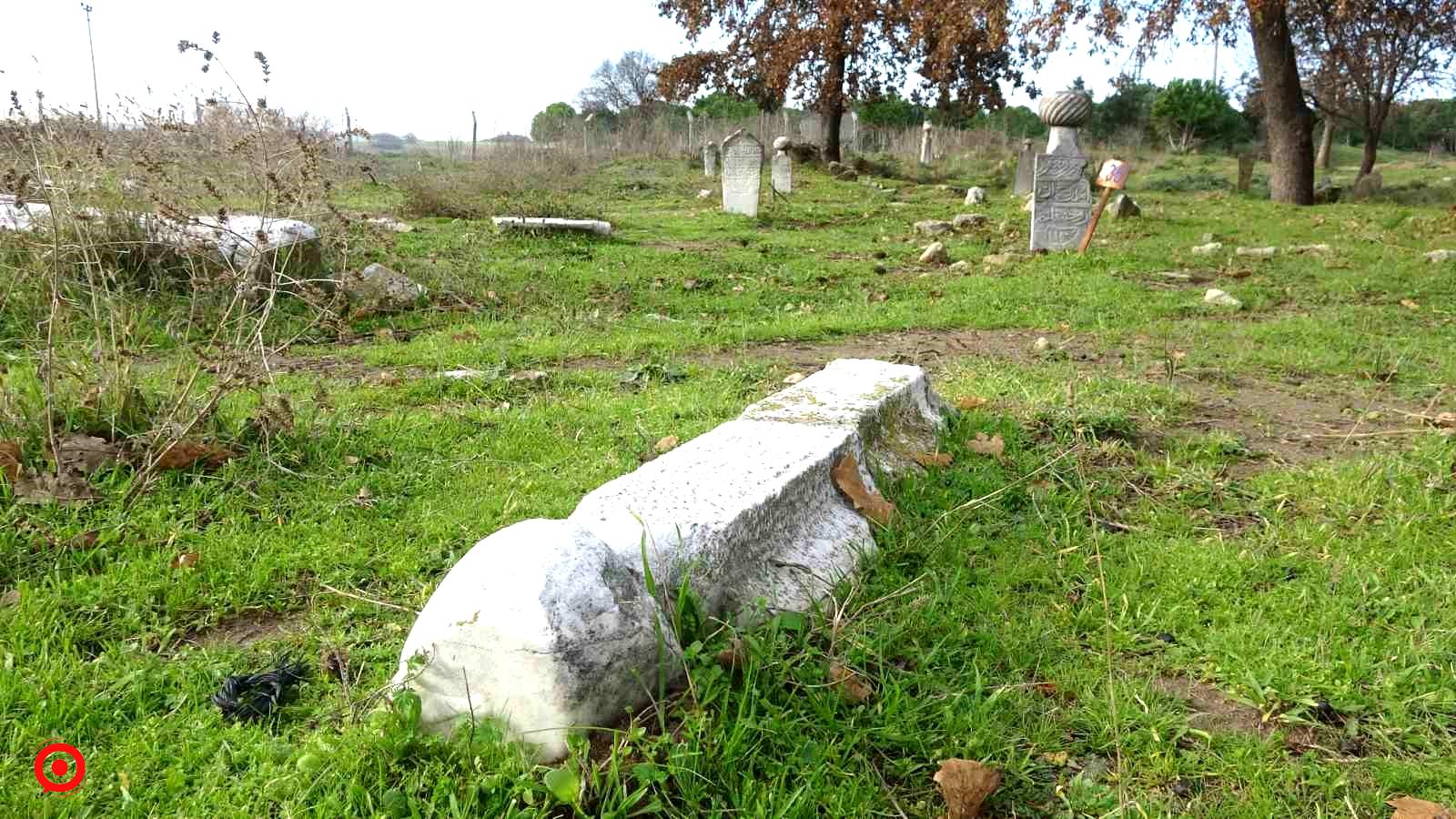 (Özel) Çanakkale’de tarihi mezarlık harabeye döndü