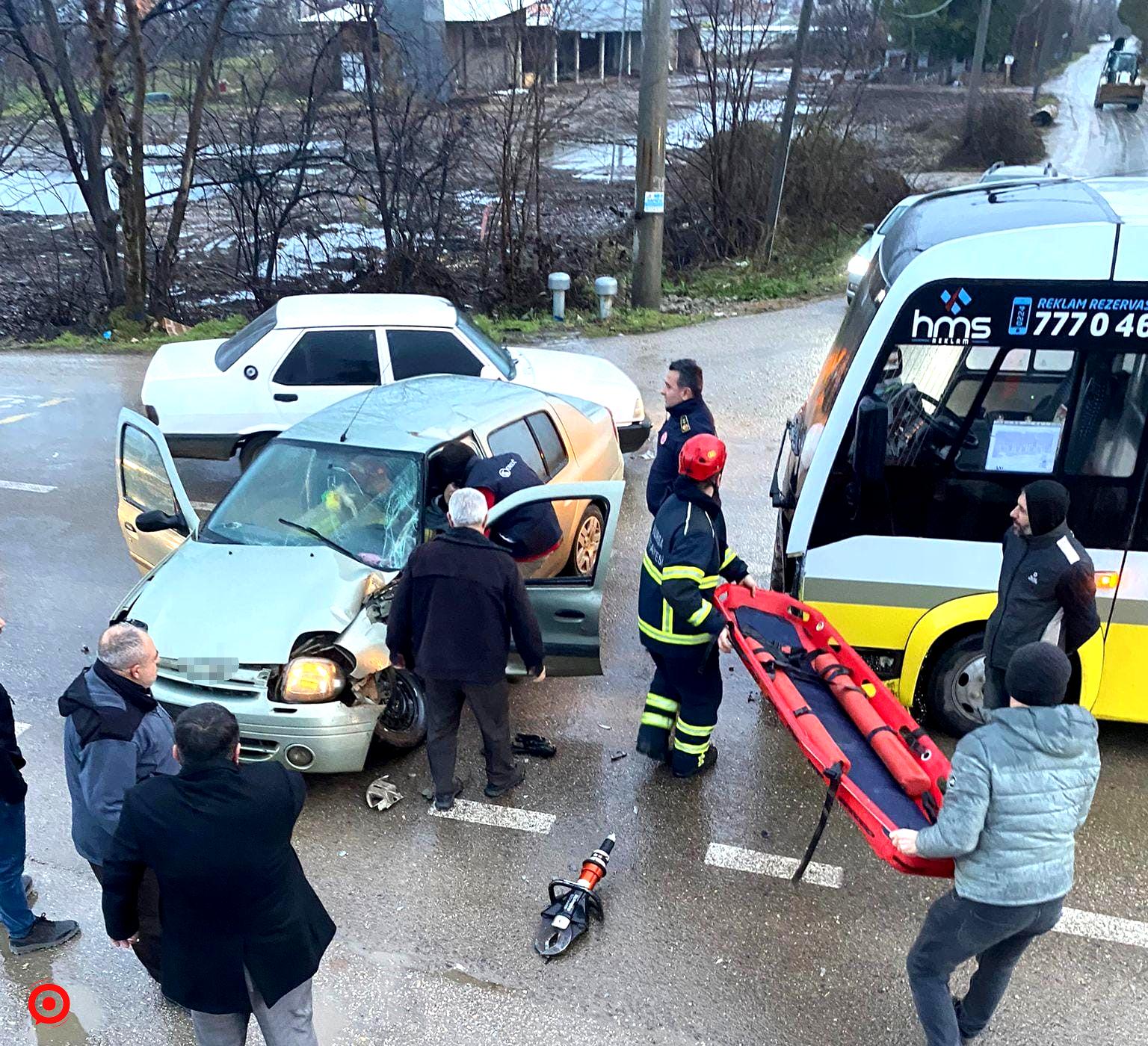 Özel halk minibüsü ile otomobil çarpıştı: 1 yaralı