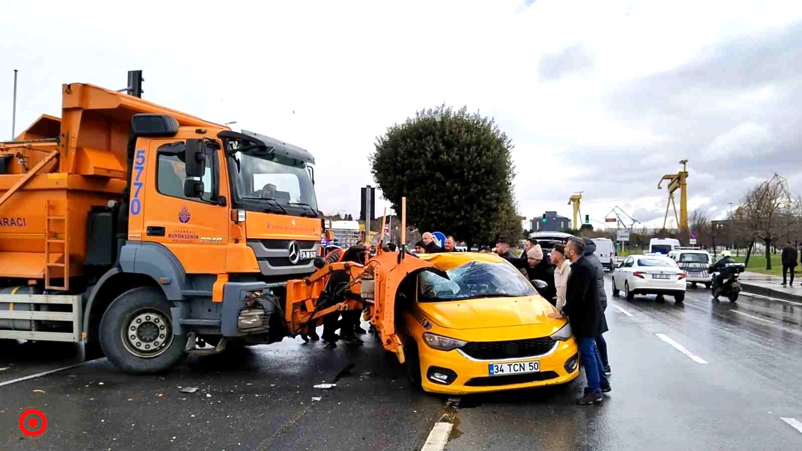 Pendik’te İBB’ye ait kar küreme aracı ticari taksiye çarptı: 3 yaralı