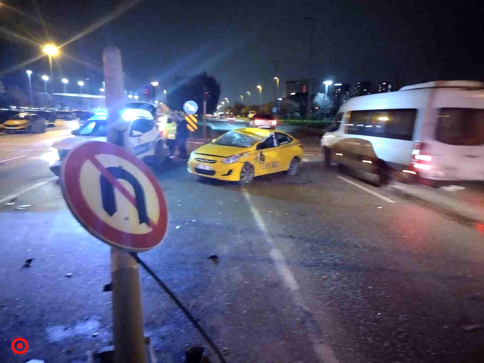 Pendik’te ticari taksi ile otomobil çarpıştı: 1 yaralı