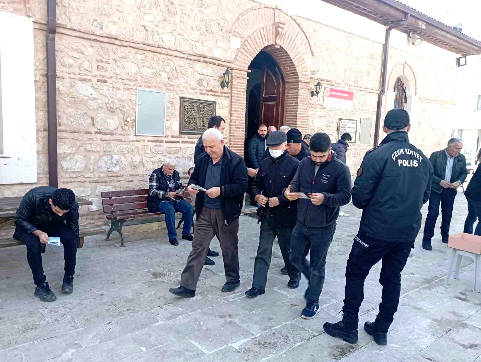 Polis namaz sonrası broşür dağıttı