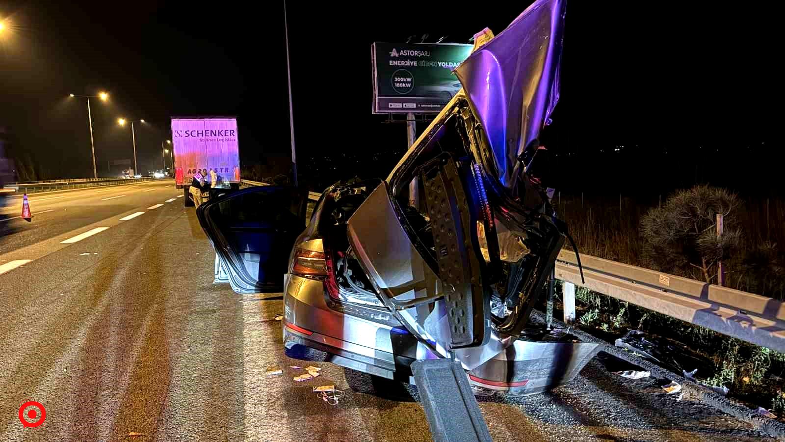 Polislerin içinde bulunduğu otomobil tıra çarptı: 1 ölü 2 yaralı