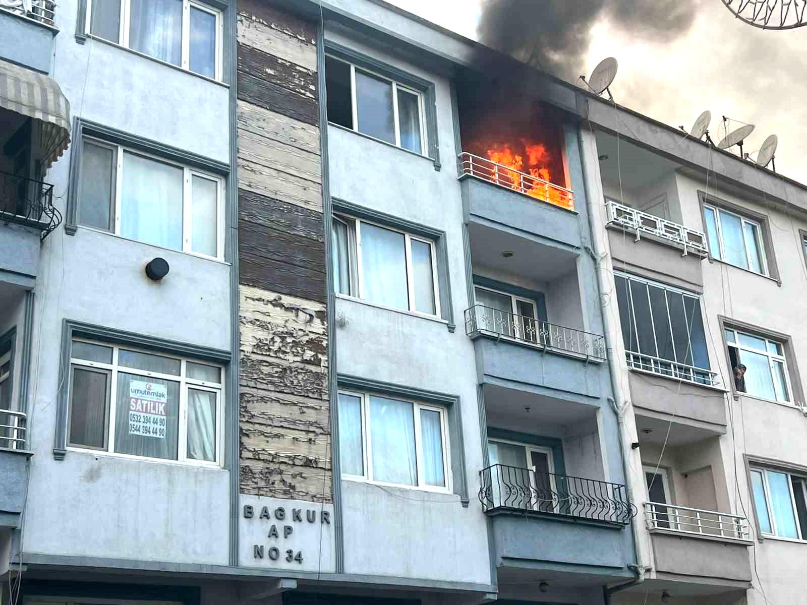 Sakarya’da alev alev yanan evdeki 2 çocuk dumandan etkilendi