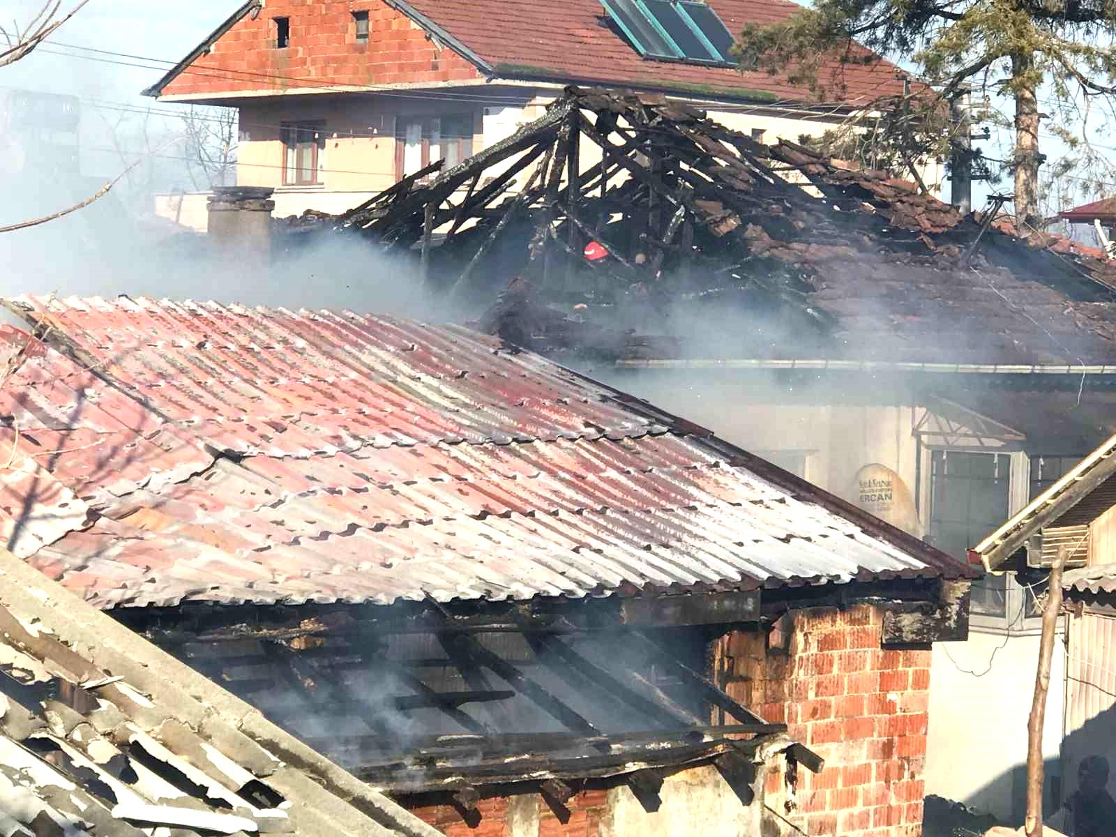 Sakarya’da atölyedeki yangın mahalleliyi sokağa döktü