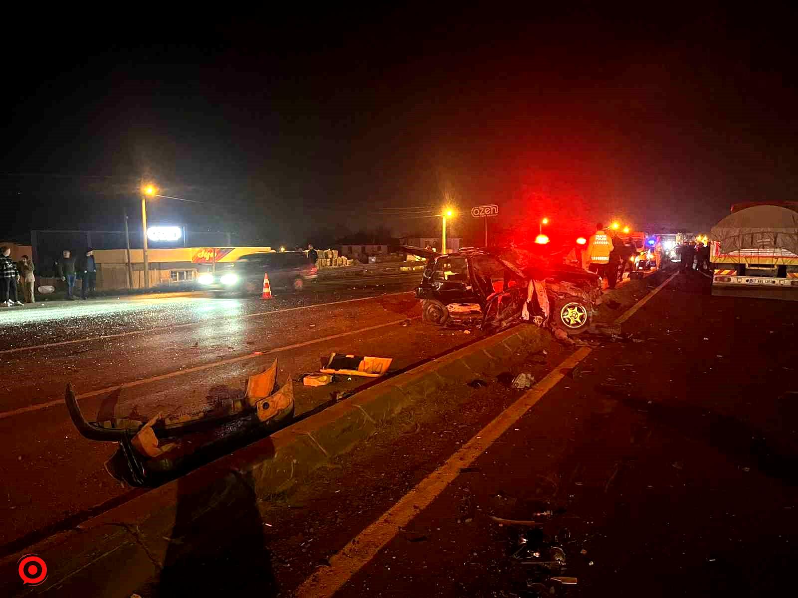 Sakarya’da kamyonla çarpışan otomobil hurdaya döndü: 2 ölü