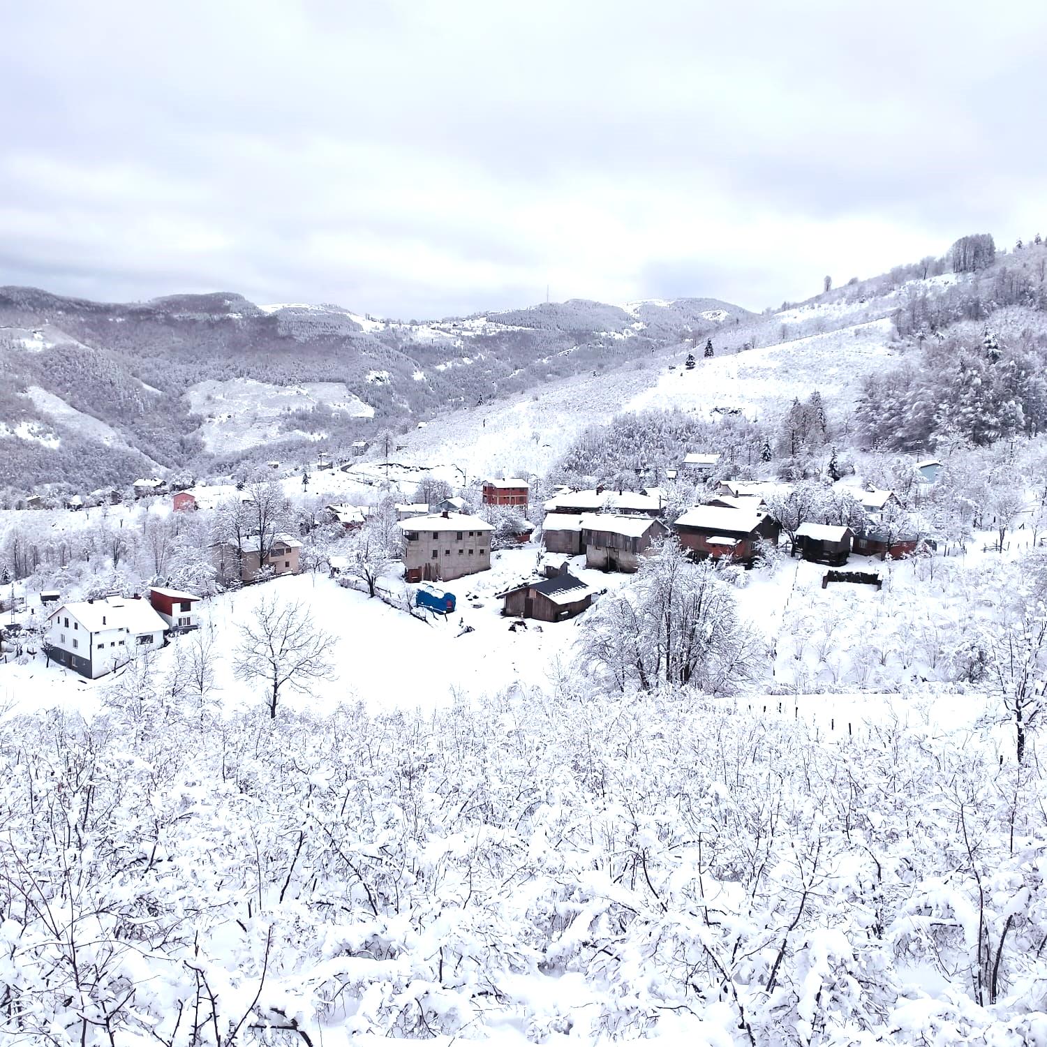 Sakarya’nın yüksek kesimlerine kar ile gelen güzellik