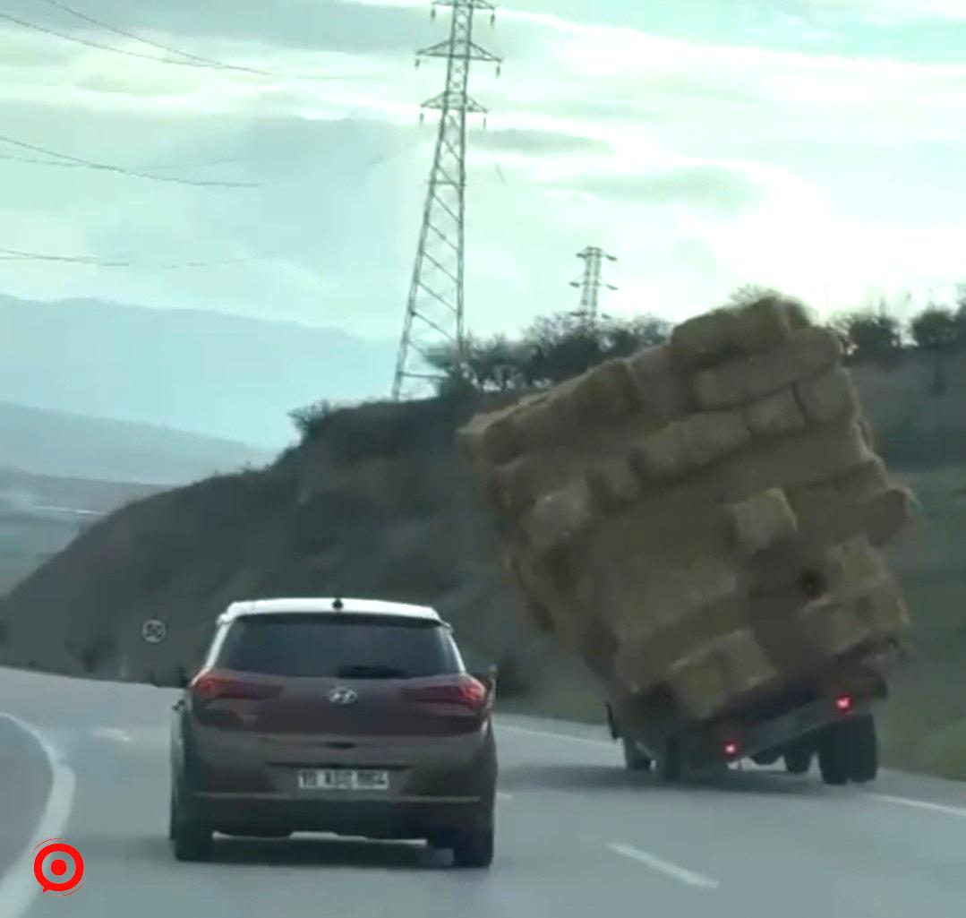 Saman yüklü kamyon devrildi, o anlar kameraya yansıdı