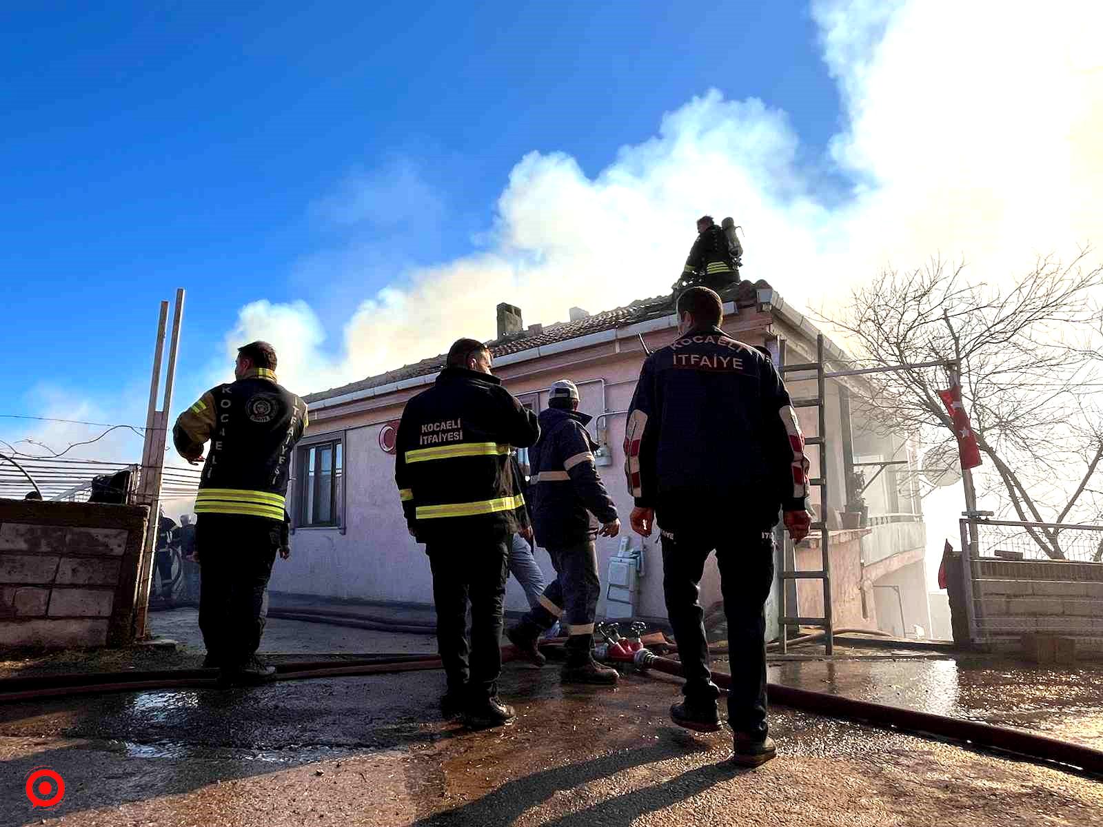 Samanlıkta yangın çıktı, mahalleli ve itfaiye seferber oldu