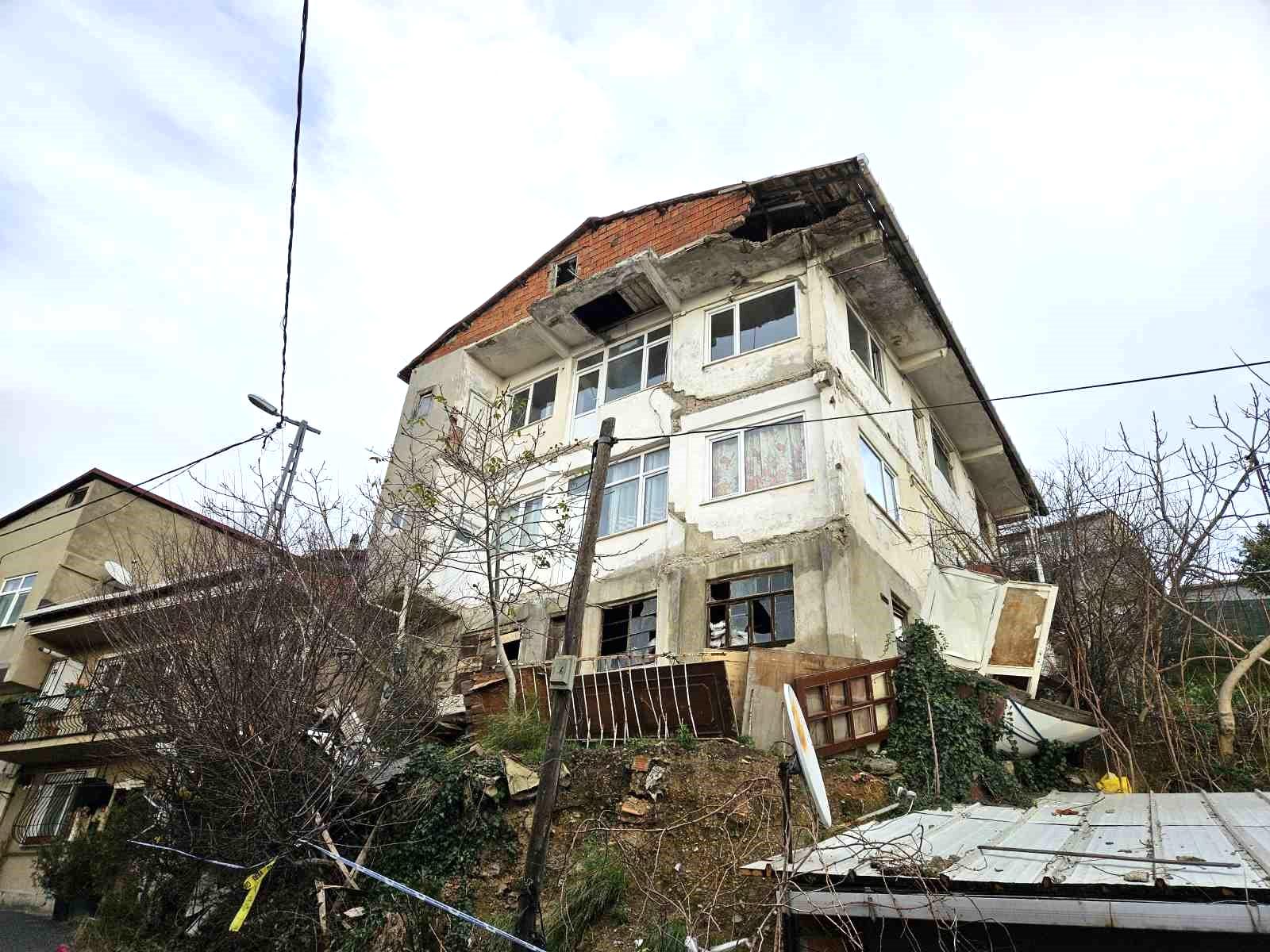 Sarıyer’de yıkılma tehlikesi olan 50 yıllık bina korkutuyor: “Çöp atmaya çıkarken üstüme gelecek diye endişeleniyorum”