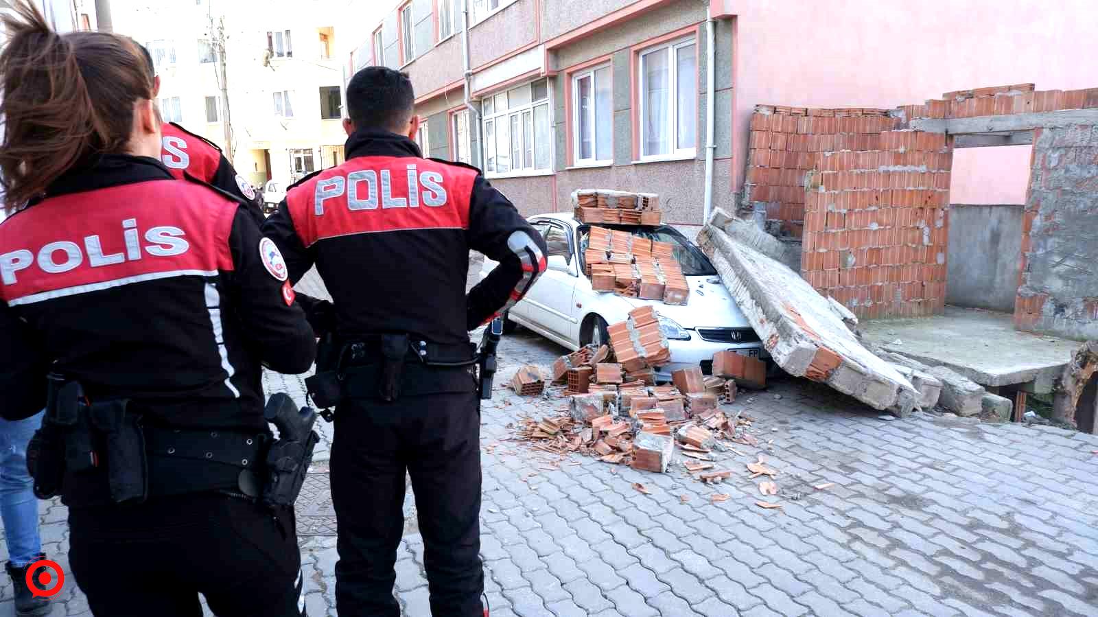 Şiddetli rüzgar nedeniyle otomobilin üzerine duvar yıkıldı