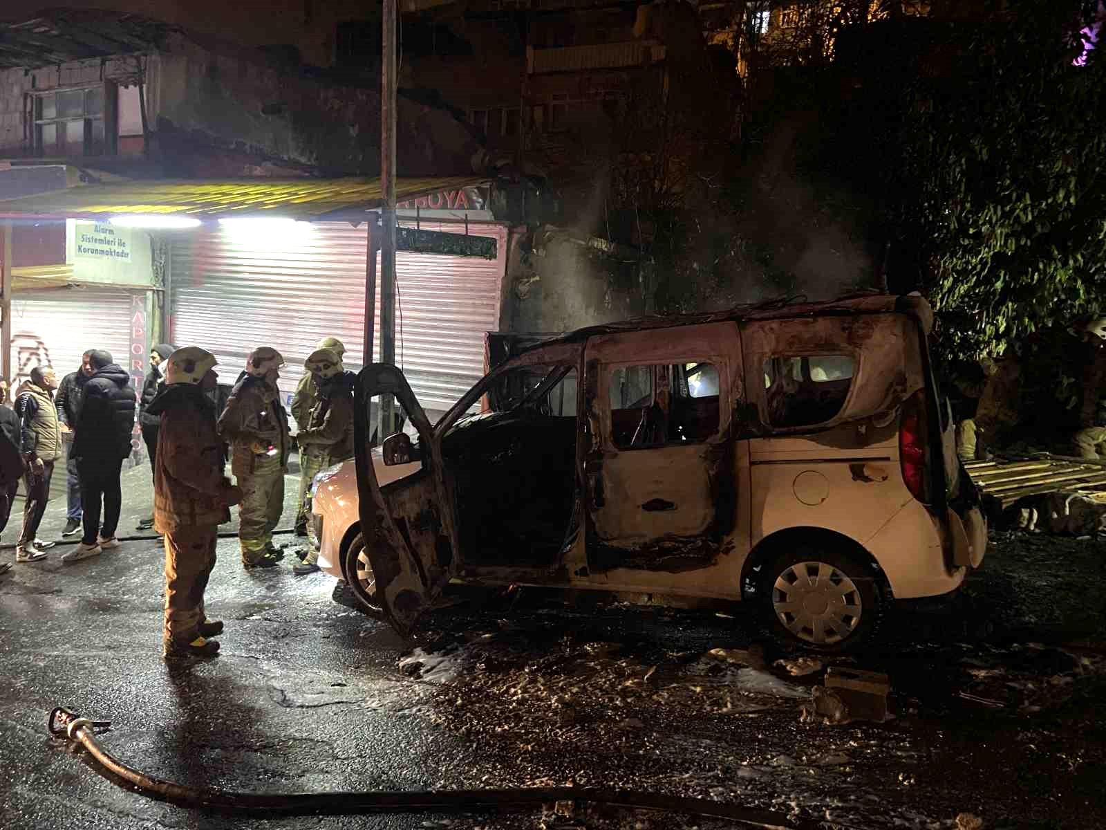 Şişli’de bekçi ısınmak için ateş yaktı, hafif ticari araç ve bekçi kulübesi küle döndü